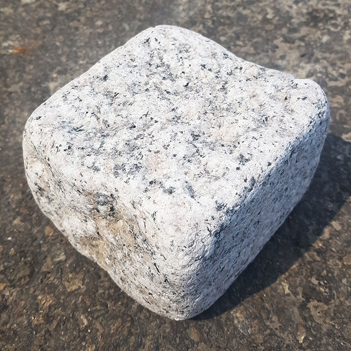 화강석 굴림사구석